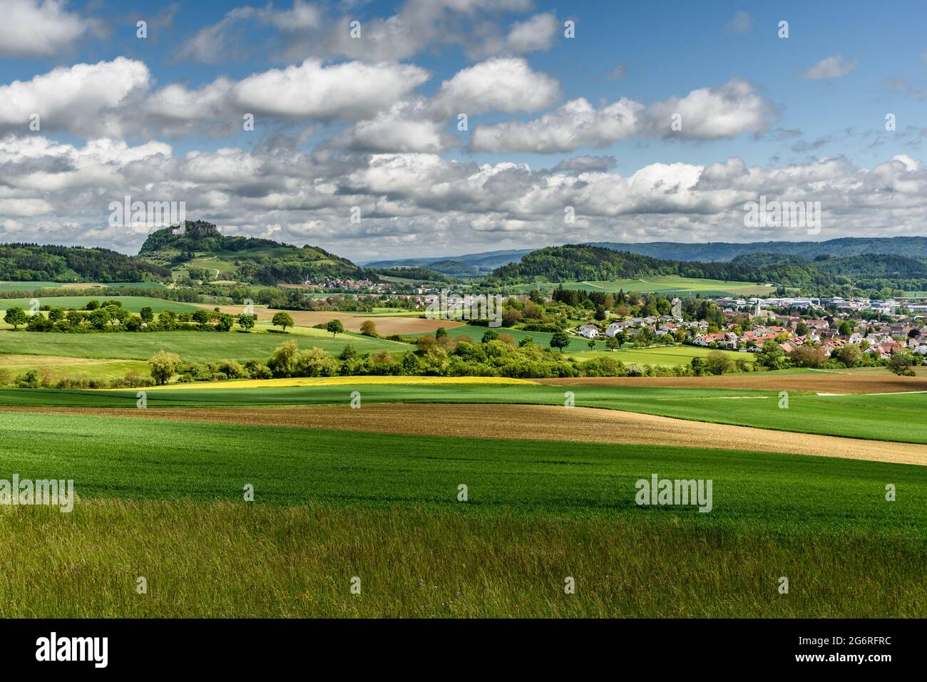 Hegauer Landschaft mit dem Hohentwiel und dem Dorf Hilzingen, Landkreis Konstanz, Baden-Württemberg, Deutschland Stockfoto