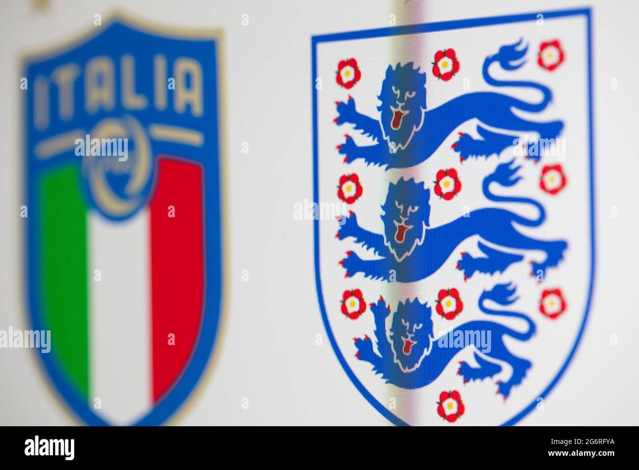 LONDON, Großbritannien - Juli 2021: Abzeichen der englischen und italienischen Fußballnationalmannschaft Stockfoto