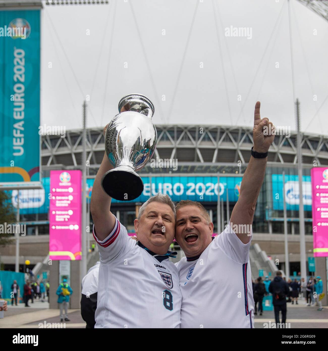 England-Fans vor dem Wembley-Stadion mit einer nachgebildeten Europameisterschaft-Trophäe vor dem EM 2020-Spiel zwischen England und Schottland, Juni 2 Stockfoto