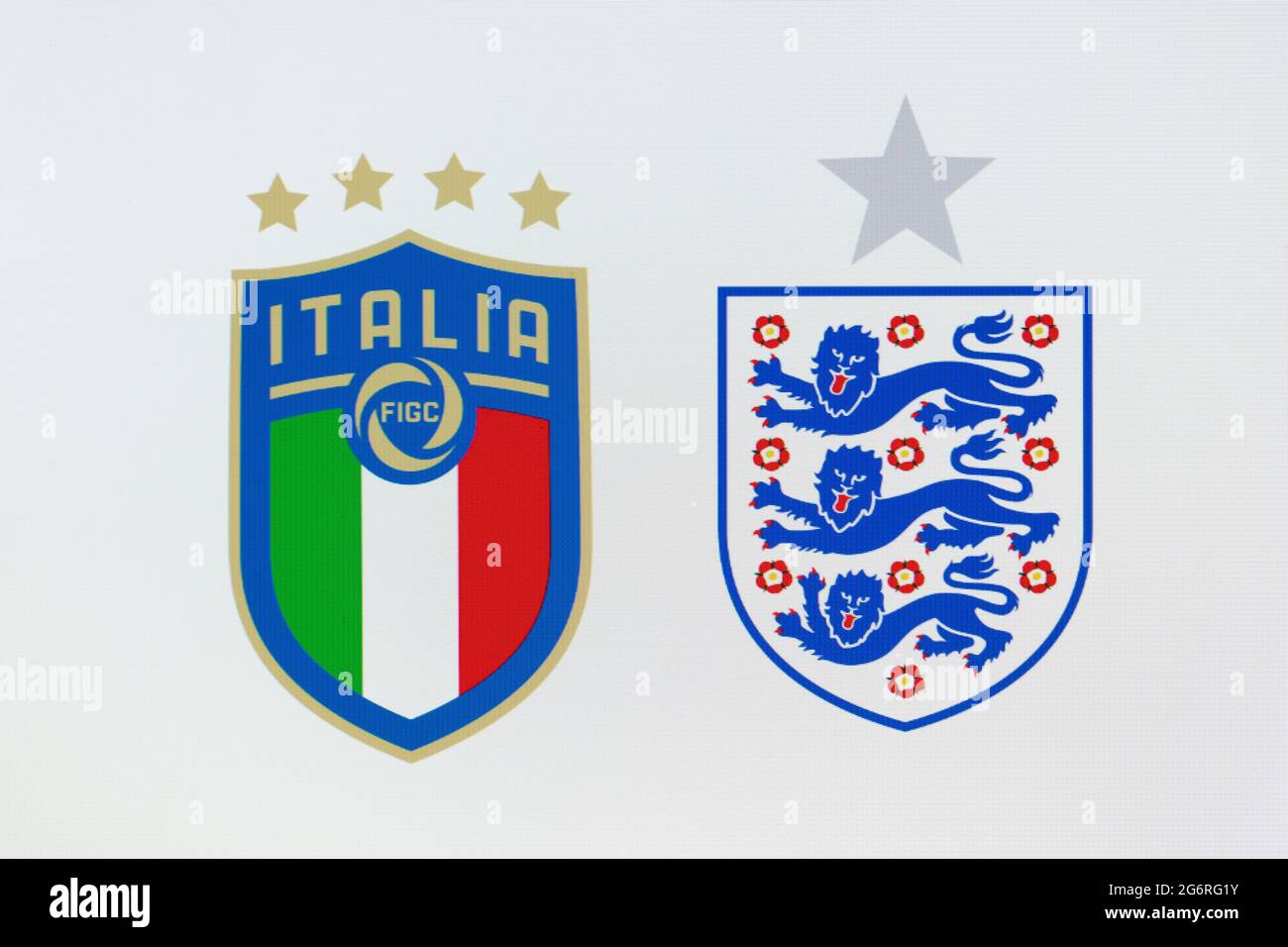 LONDON, Großbritannien - Juli 2021: Abzeichen der englischen und italienischen Fußballnationalmannschaft Stockfoto