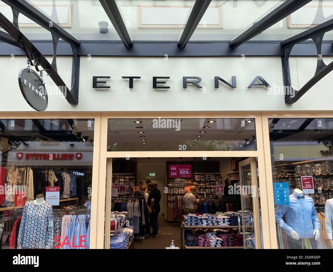 Roermond, Niederlande - 1. Juli. 2021: Blick auf die Ladenfassade mit Logo-Schriftzug des modelabels eterna (Schwerpunkt Mitte) Stockfoto