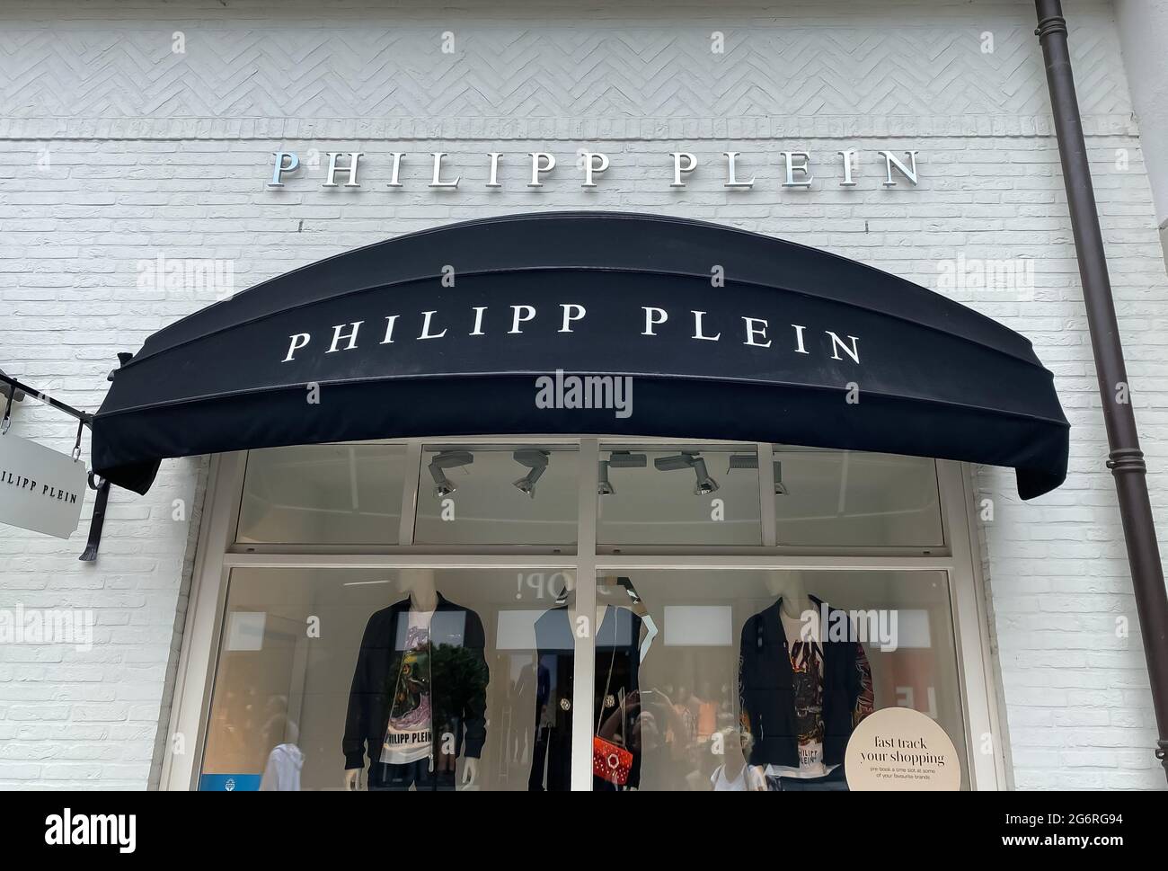 Roermond, Niederlande - 1. Juli. 2021: Blick auf die Ladenfassade mit  Logo-Schriftzug der philipp plein Fashion Label Group Stockfotografie -  Alamy