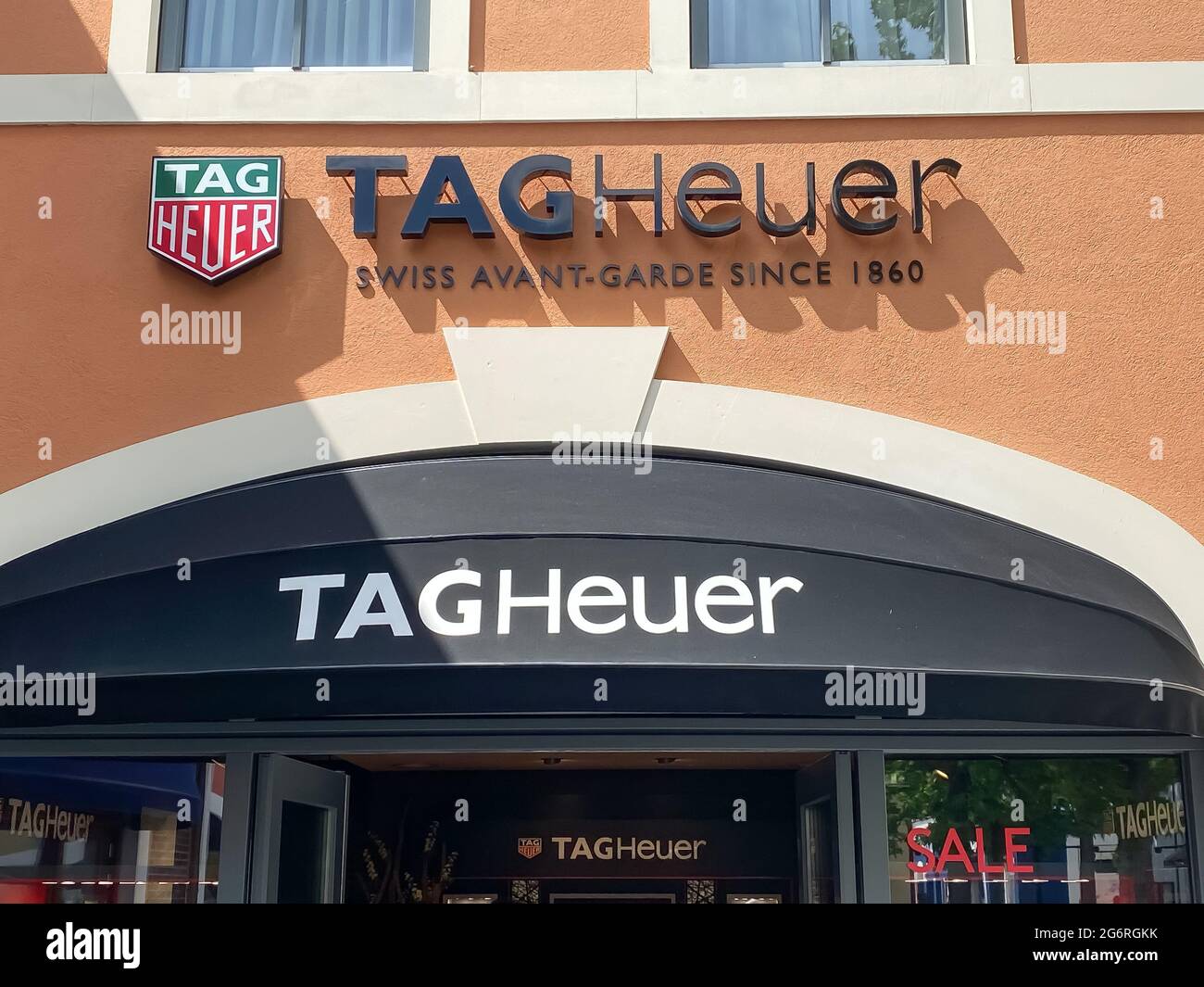 Roermond, Niederlande - 1. Juli. 2021: Blick auf die Ladenfassade mit Logo-Schriftzug von Tag heuer schweizer Luxusuhren comany Stockfoto