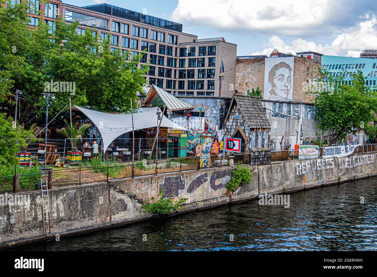 Berlin, Friedrichshain, YAAM, jungen afrikanischen Kunstmarkt. Riverside-Beachclub. Bunte Straße Art Mauern. Sommer-Entertainment-venue.Informal-Business. Stockfoto