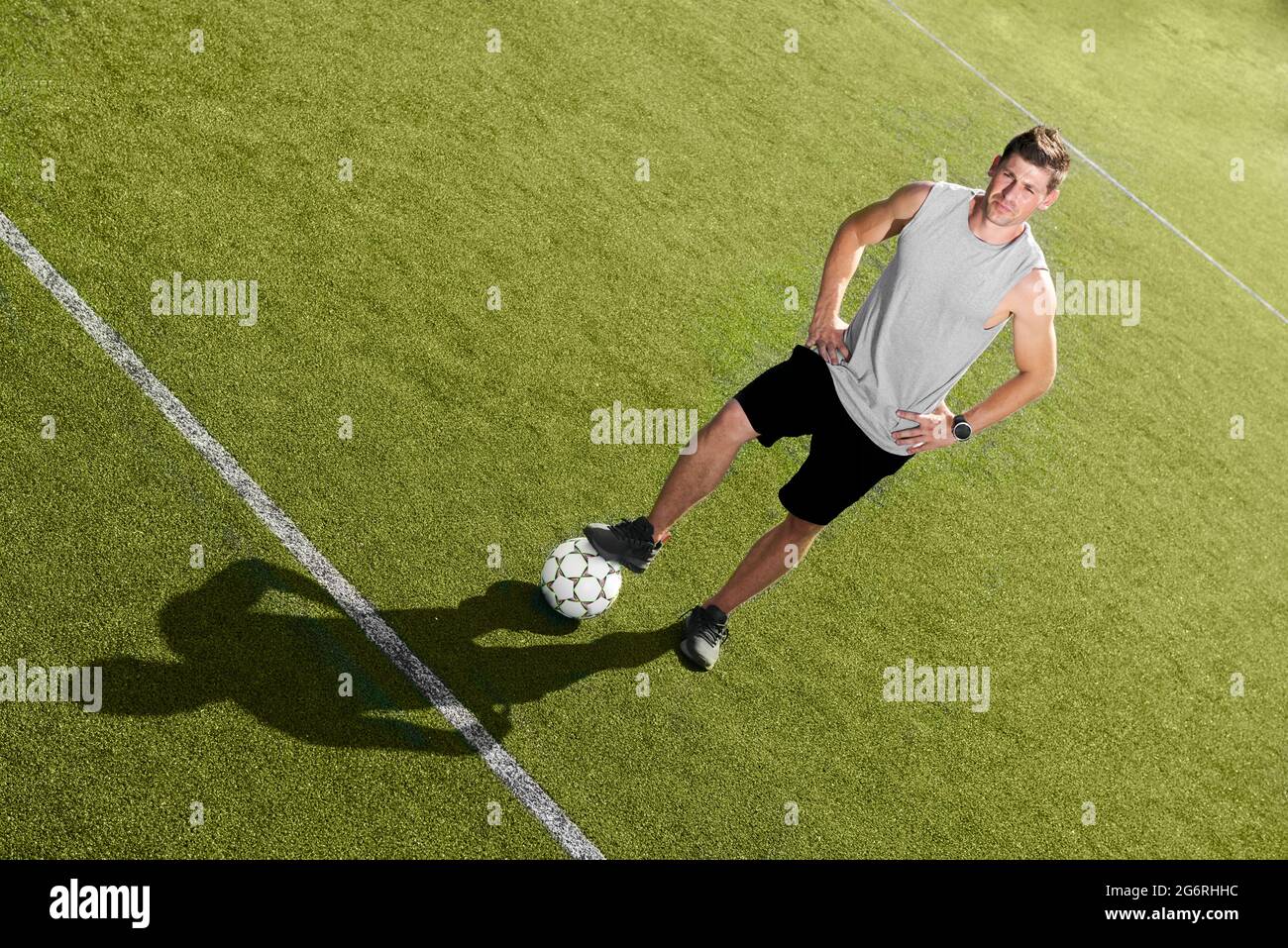 Fußballspieler auf einem Rasen Stockfoto