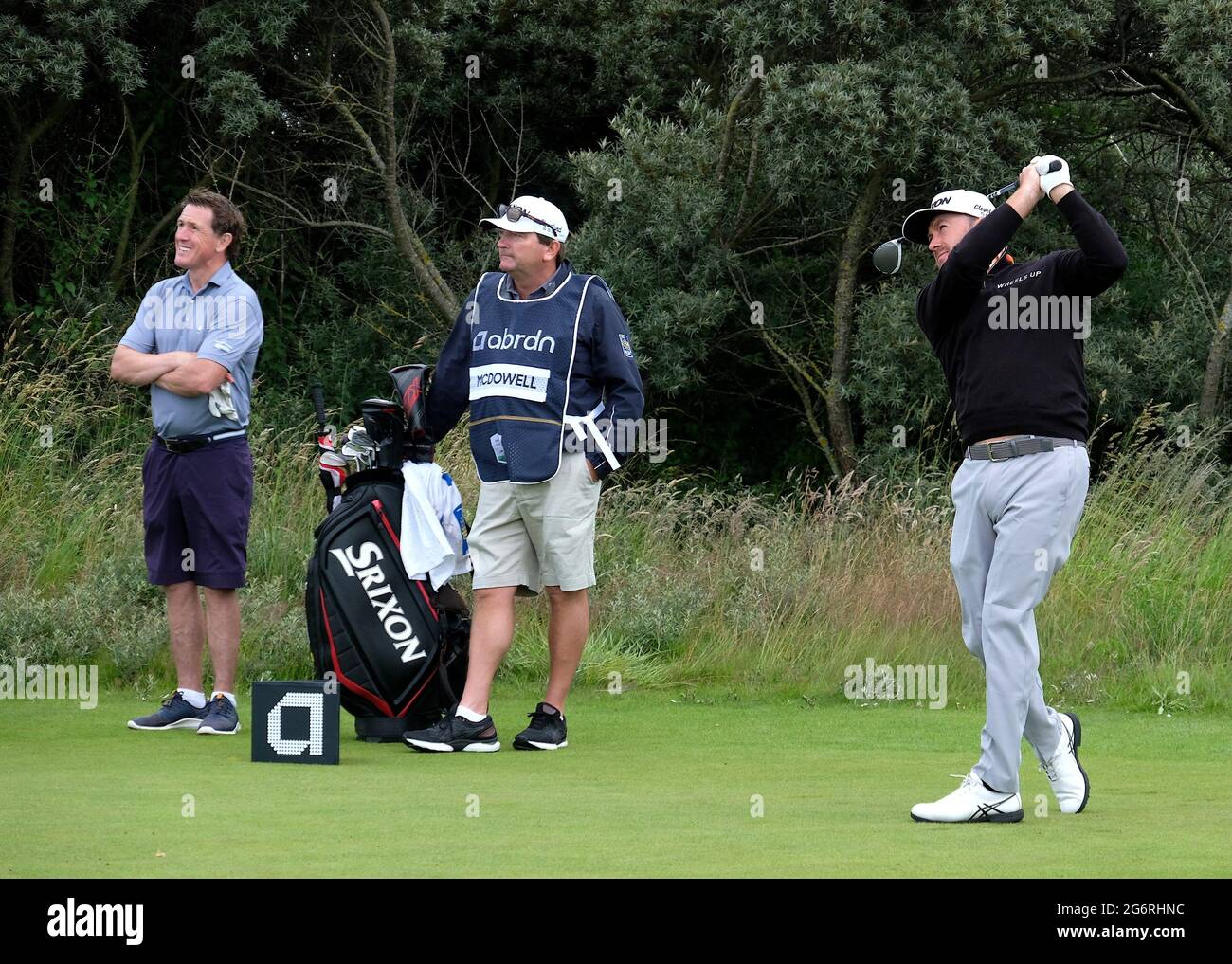 North Berwick, Großbritannien. Juli 2021. Graeme McDowell (Nordirland) auf dem 5. Abschlag mit Sir AP McCoy hinter ihm während der Prom-Feier bei den abrdn Scottish Open im Renaissance Club, North Berwick, Schottland. Kredit: SPP Sport Pressefoto. /Alamy Live News Stockfoto