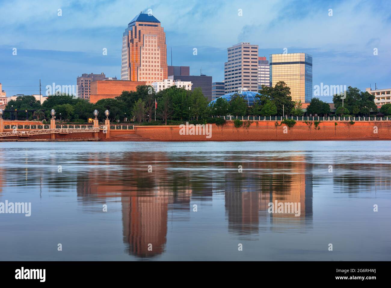 Shreveport, Louisiana, USA Skyline der Innenstadt am Red River bei Dämmerung. Stockfoto