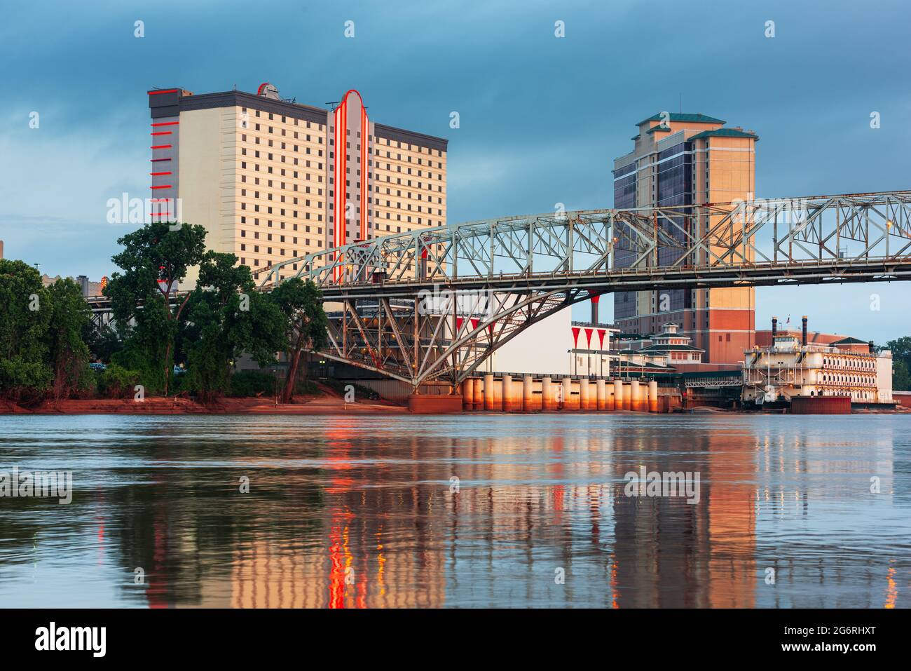 Shreveport, Louisiana, USA Skyline der Innenstadt am Red River bei Dämmerung. Stockfoto