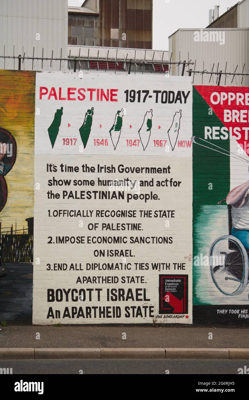 'Palestine 1917 - today' Wandmalereien an der Divis Road, Belfast, Nordirland. Bilddatum: 01. Juli 2021 Stockfoto