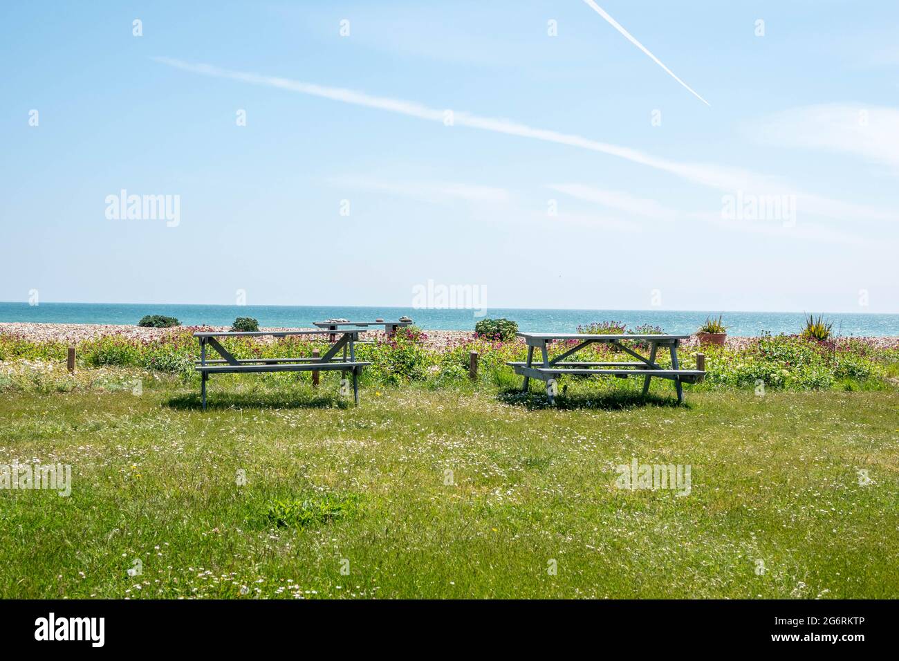 Alte rustikale Picknickbänke mit Blick auf das Meer Stockfoto