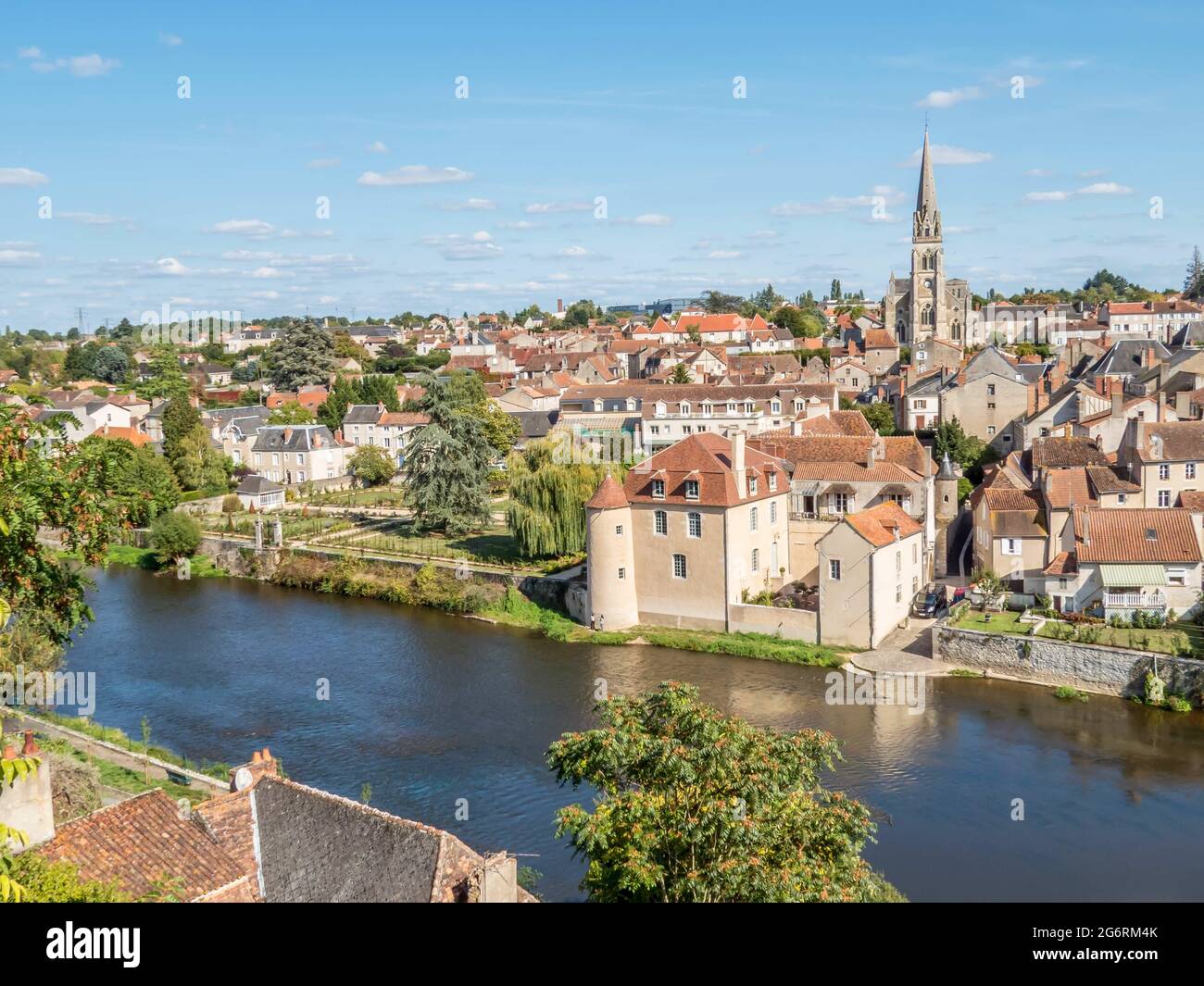 Blick auf die Kirche und den Fluss Gartempe in Montmorillon Frankreich Stockfoto