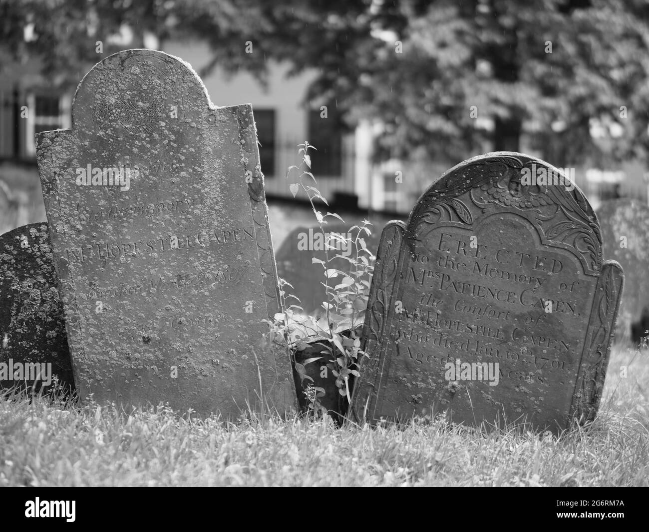 Bild von zwei Grabsteinen, die auf dem Copps Hill Grabstein in der Innenstadt von Boston aufgenommen wurden. Stockfoto