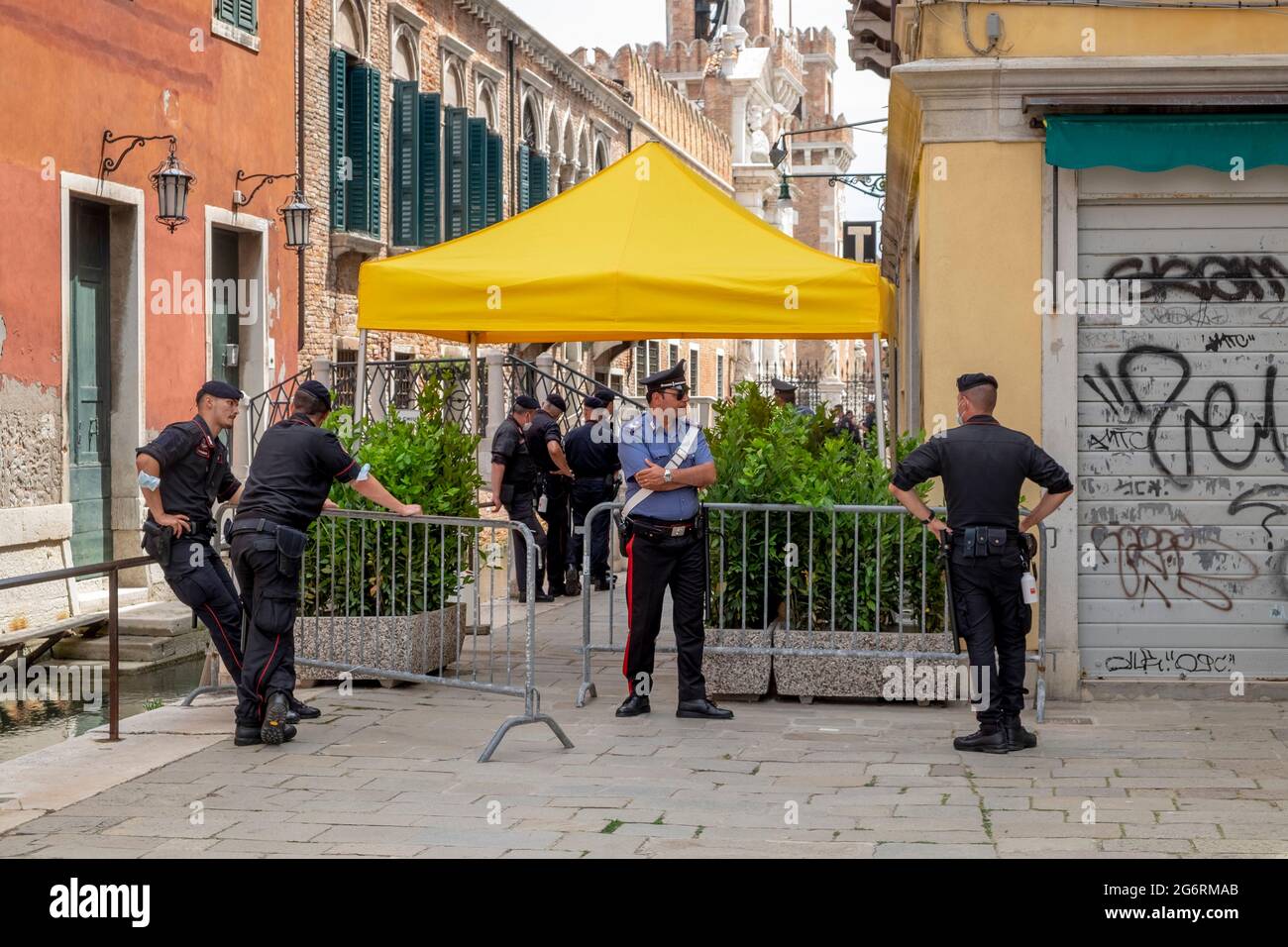 VENEDIG, ITALIEN - 8. Juli: Polizisten bewachen den Zugang zu Arsenal während der G20 am 8. Juli 2021 in Venedig, Italien. Die G20 in Venedig wird vom 8. Bis 11. Juli eröffnet. Kredit: Luca Zanon Alamy Live Nachrichten Stockfoto