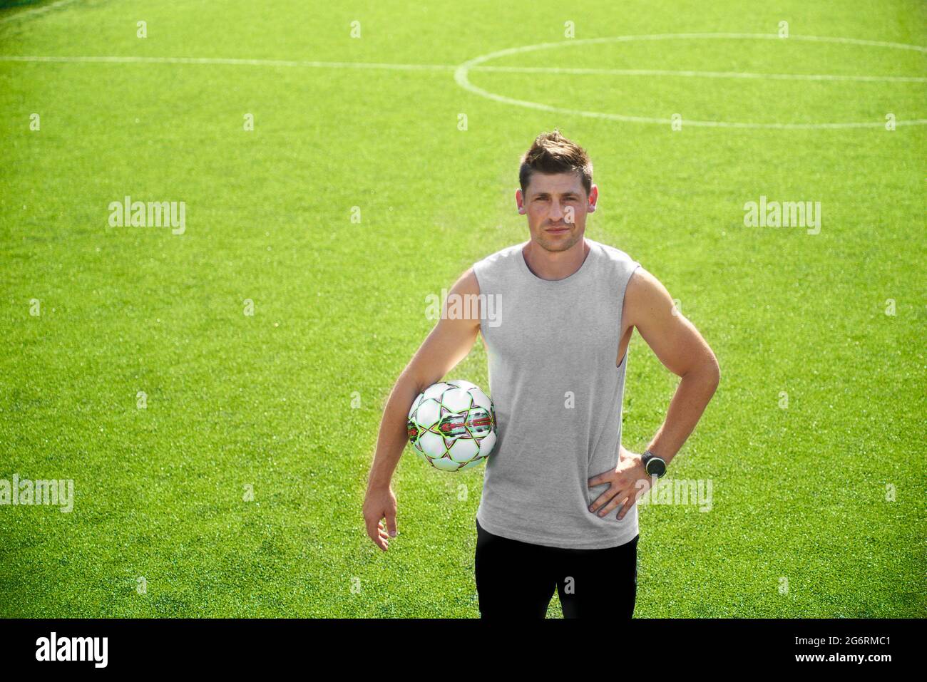 Männlicher Fußballspieler mit einem Ball Stockfoto