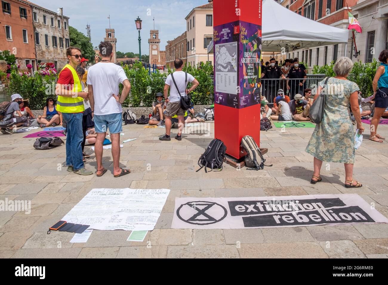 VENEDIG, ITALIEN - 8. JULI: Protest gegen die G20 am Eingang zum Arsenale während der G20 am 8. Juli 2021 in Venedig, Italien. Die G20 in Venedig wird vom 8. Bis 11. Juli eröffnet. Kredit: Luca Zanon Alamy Live Nachrichten Stockfoto