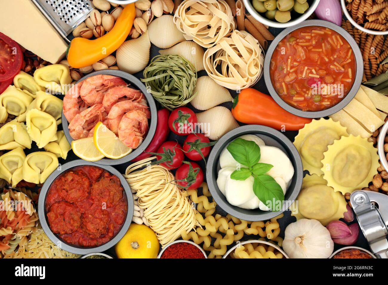 Italienische gesunde Lebensmittel für eine ausgewogene Ernährung mit hohem Gehalt an Antioxidantien, Anthocyanen, Ballaststoffen, Lycopin, Omega 3 und Protein. Stockfoto