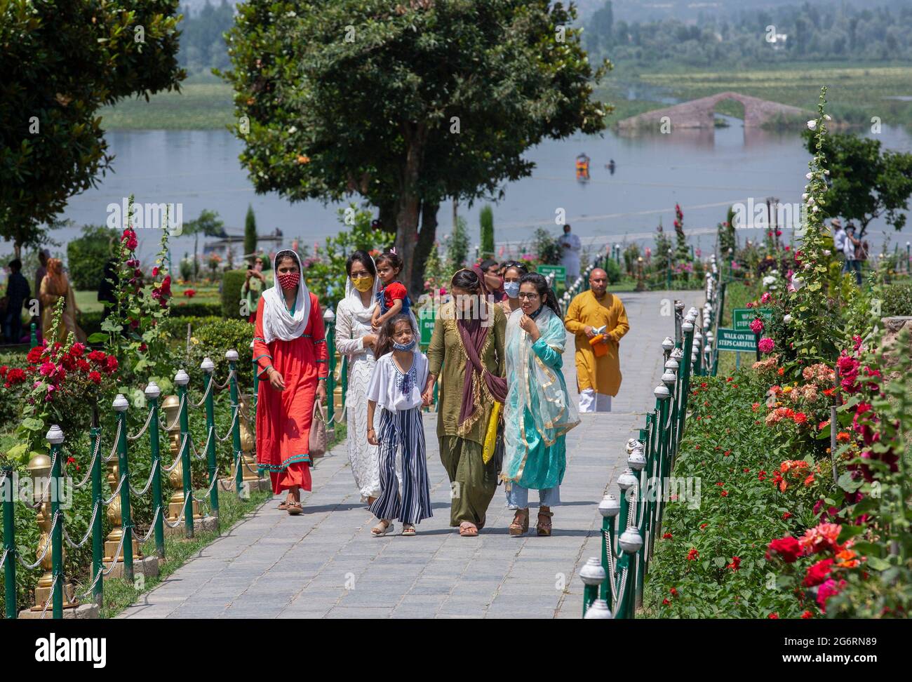 (210708) -- SRINAGAR, 8. Juli 2021 (Xinhua) -- Besucher spazieren in einem Park, der nach zwei Monaten Sperrung während der zweiten Welle der COVID-19-Pandemie in der Stadt Srinagar, der Sommerhauptstadt des von Indien kontrollierten Kaschmir, am 8. Juli 2021 wieder für die Öffentlichkeit zugänglich gemacht wurde. (Xinhua/Javed Dar) Stockfoto