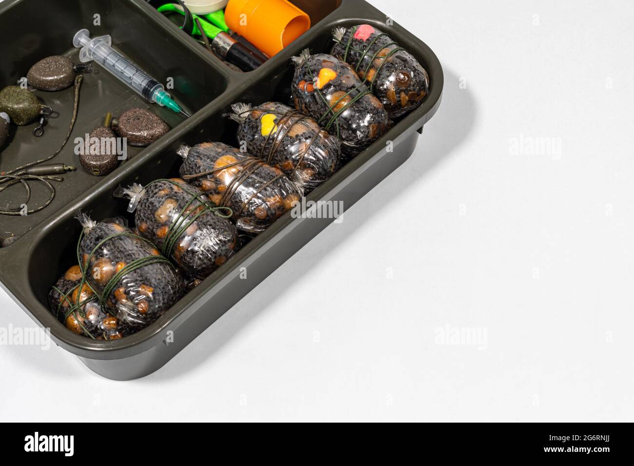 Karpfen Angeln Tackle Box mit gefllten festen PVA-Taschen gefllt bereit,  um mit dem Angeln zu beginnen. Karpfen Rigs Stockfotografie - Alamy