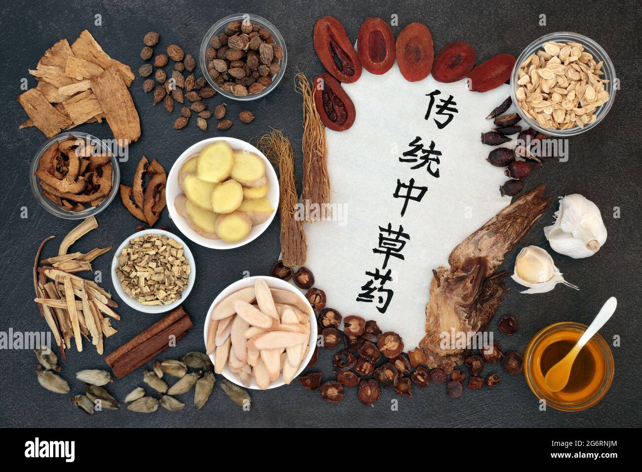 Chinesische Behandlung für Erkältung & Grippe-Virus Heilmittel mit Kräutern reich an Vitamin C & Antioxidantien mit Kalligraphie Schrift. Gesundheitskonzept. Übersetzung r Stockfoto