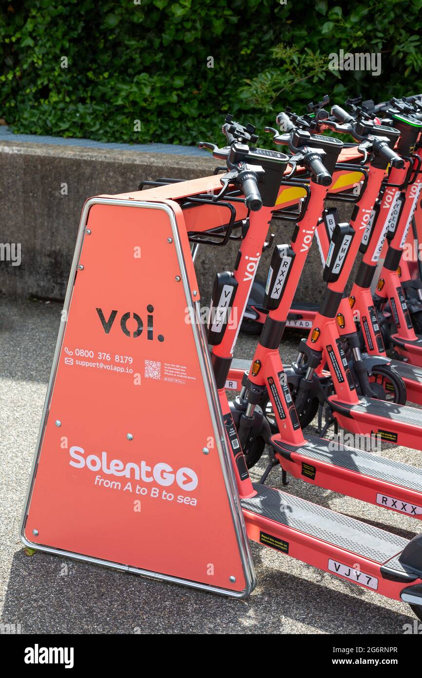 Eine VOI E-Scooter-Parkstation mit Motorroller zum Mieten Stockfoto