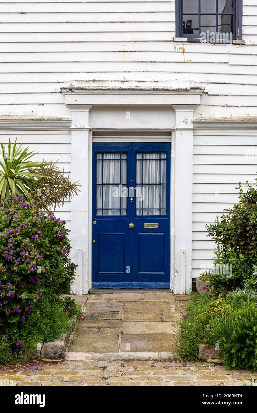 Die Eingangstür und der Eingang zu einem alten britischen Haus aus dem 16. Jahrhundert, das aus Holz hergestellt wurde Stockfoto