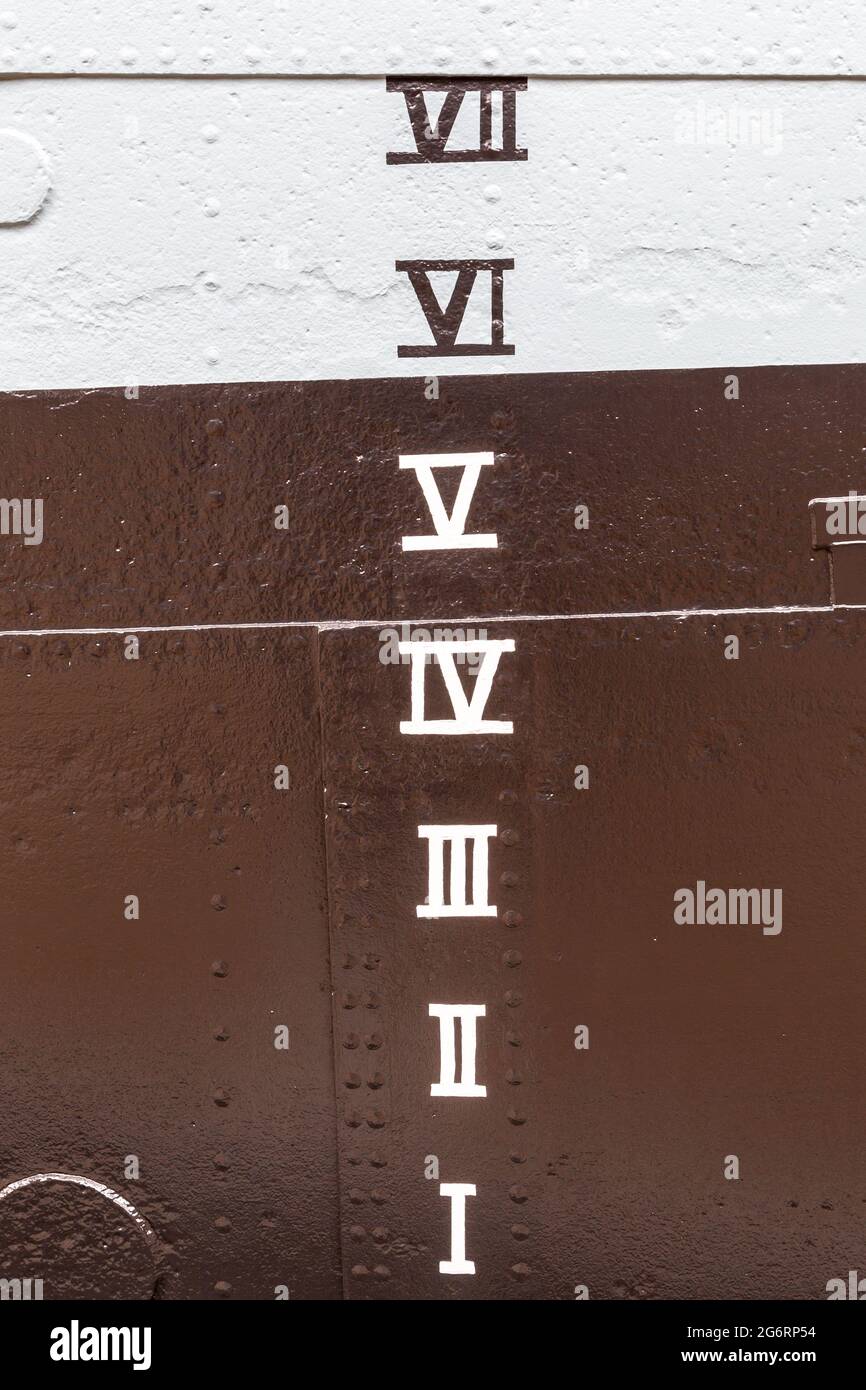 Schiffsrullmarkierungen in römischen Ziffern, die zur Messung der Wassertiefe verwendet werden Stockfoto