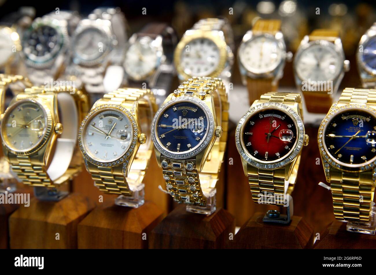Gebrauchte Uhren des Schweizer Herstellers Rolex sind in einem Geschäft in  Zürich, Schweiz, am 8. Juli 2021 zu sehen. REUTERS/Arnd Wiegmann  Stockfotografie - Alamy