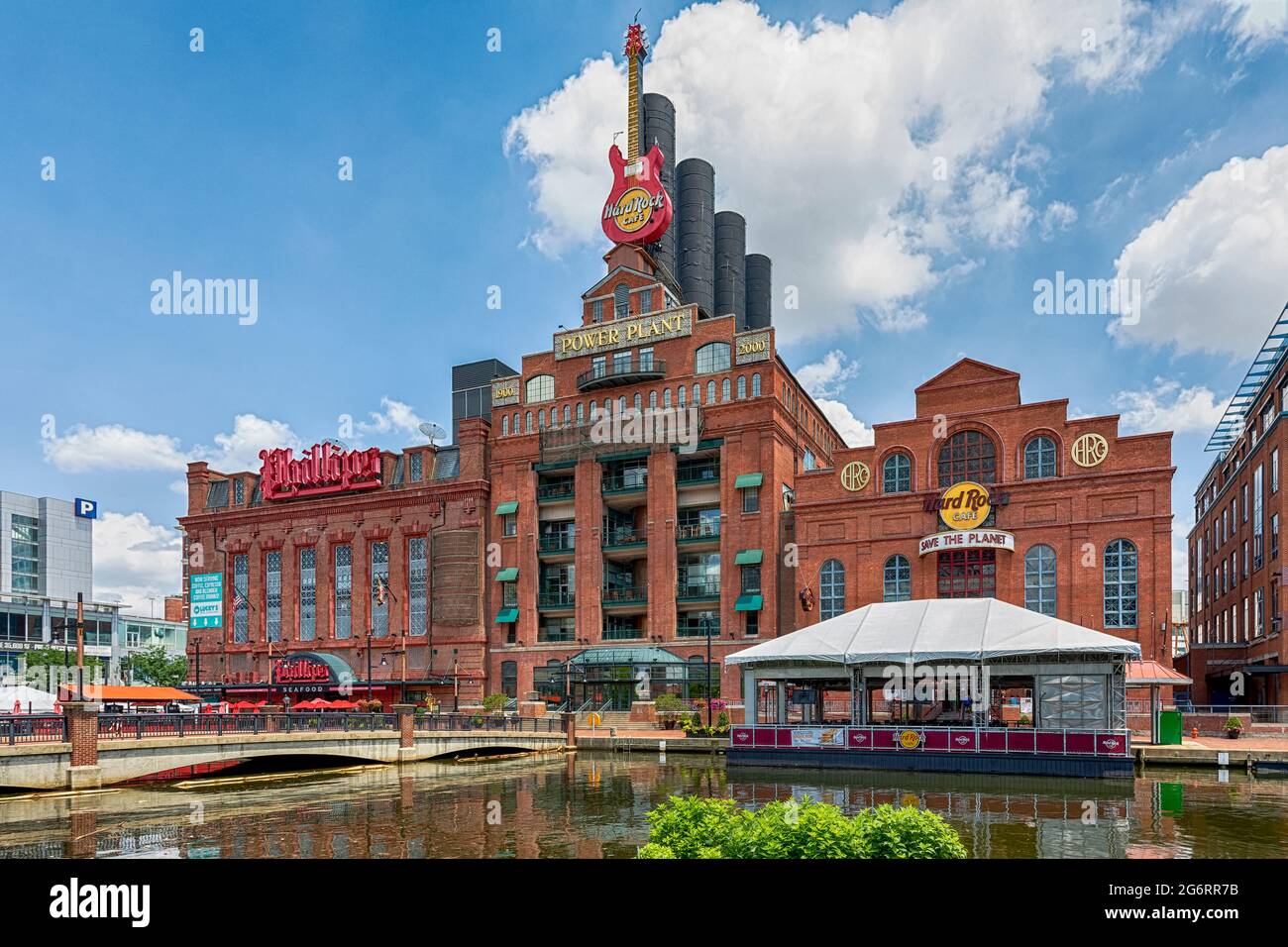 Das Kraftwerk der United Railways & Electric Company am Pier 4 beherbergt jetzt Phillips Seafood und Hard Rock Cafe. Stockfoto