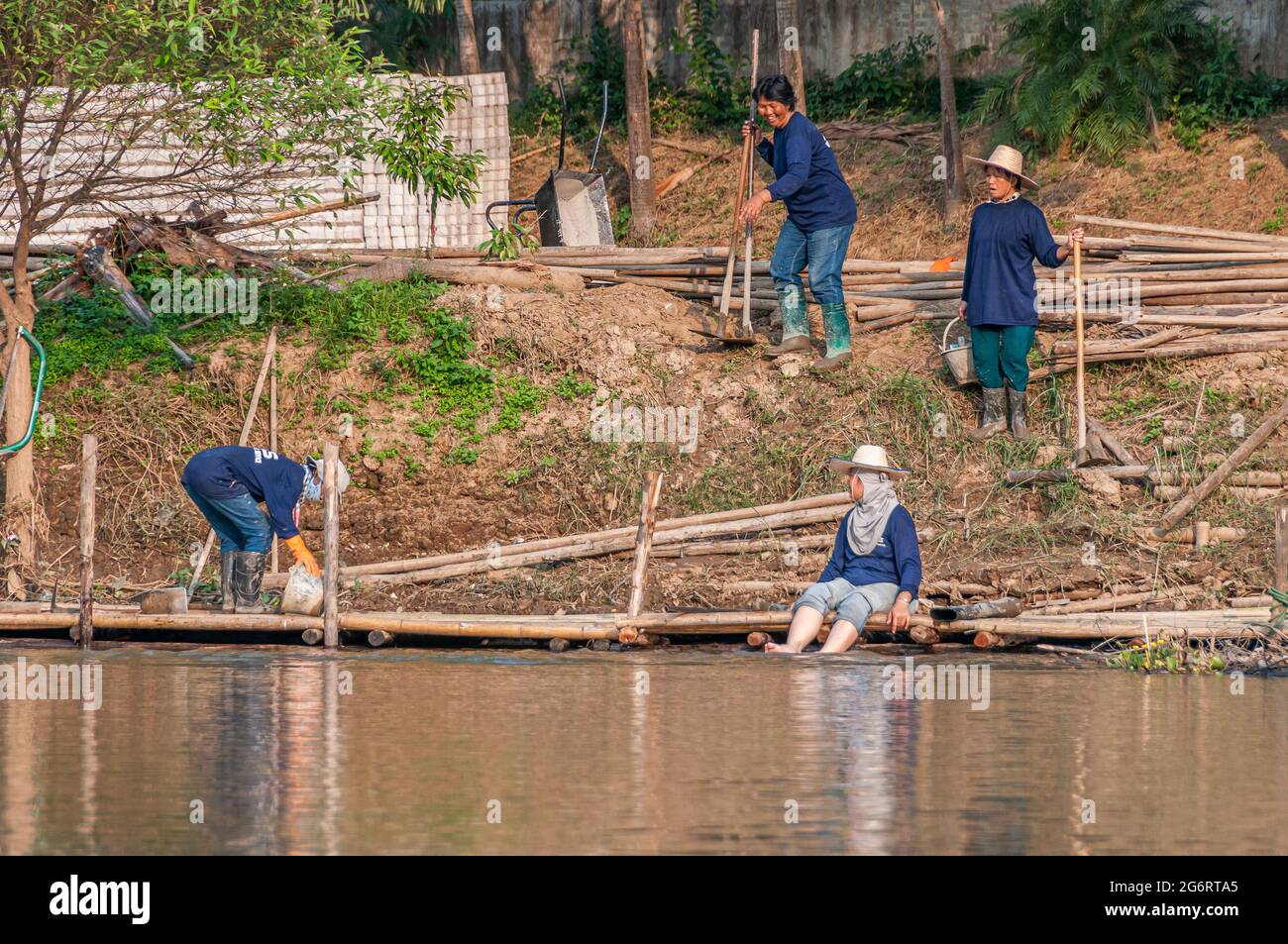 Thai Frau Bauarbeiter am Ufer des Chao Phraya River in Bangkok in Thailand. Stockfoto