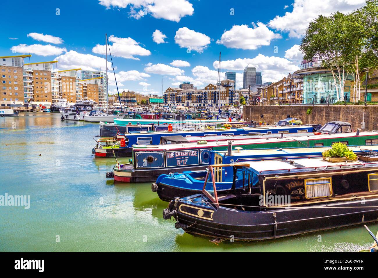 Kanalboote, die im Limehouse Basin (Limehouse Marina), London, Großbritannien, anlegen Stockfoto