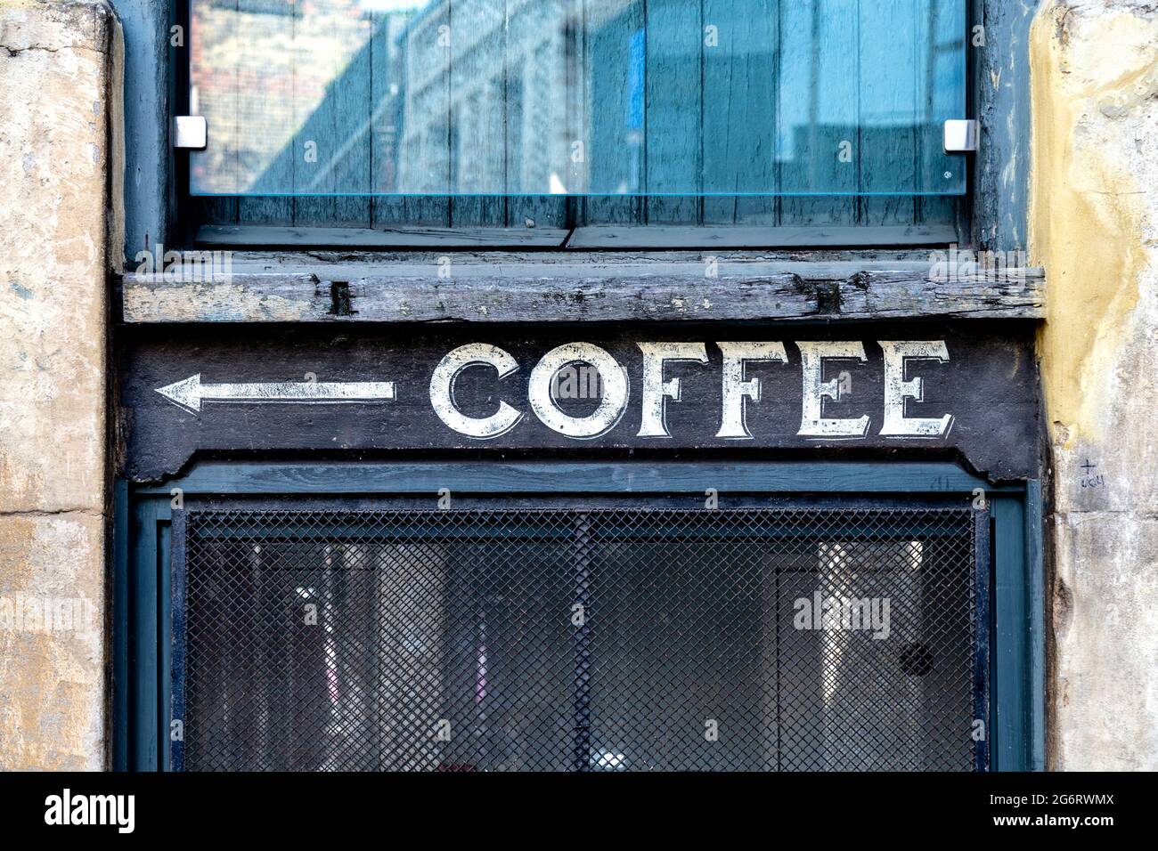 Ein Kaffee-Schild und ein Pfeil an der Park Street bei Borough Market, London, Großbritannien Stockfoto
