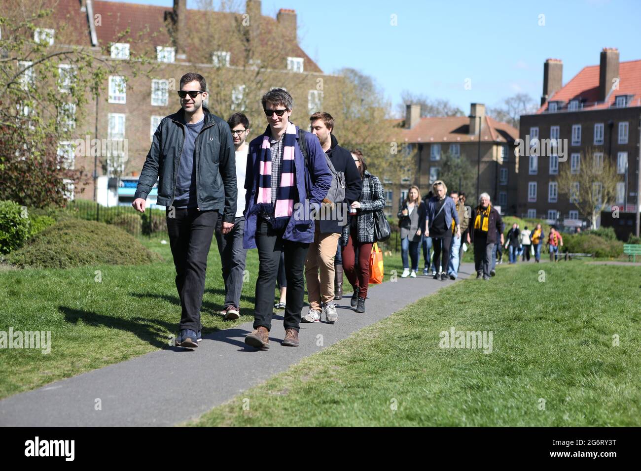 Fans des FC Dulwich Hamlet gehen zu einem Spiel auf ihrem Champion Hill-Gelände in East Dulwich im Südosten Londons, England, Großbritannien, Stockfoto