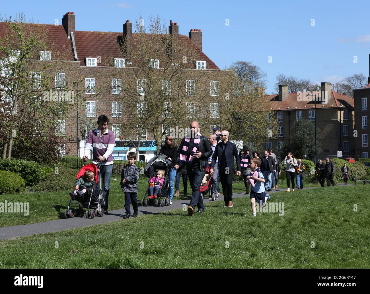 Fans des FC Dulwich Hamlet gehen zu einem Spiel auf ihrem Champion Hill-Gelände in East Dulwich im Südosten Londons, England, Großbritannien, Stockfoto
