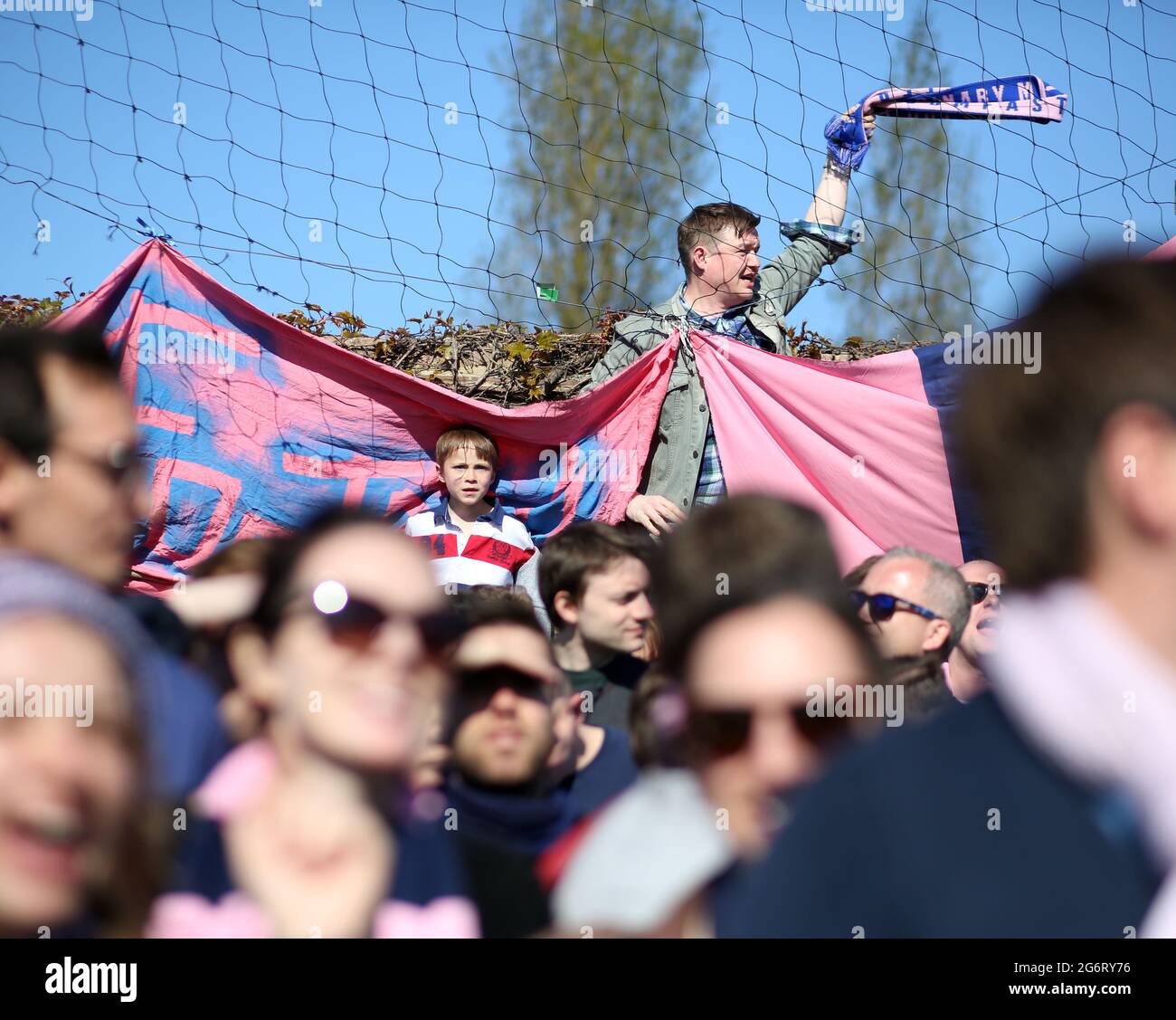 Fußballfans von Dulwich Hamlet mit Schals beim Spiel von Dulwich Hamlet gegen den Maidstone FC , ihrem letzten Heimspiel der Saison 2014/2015. Stockfoto