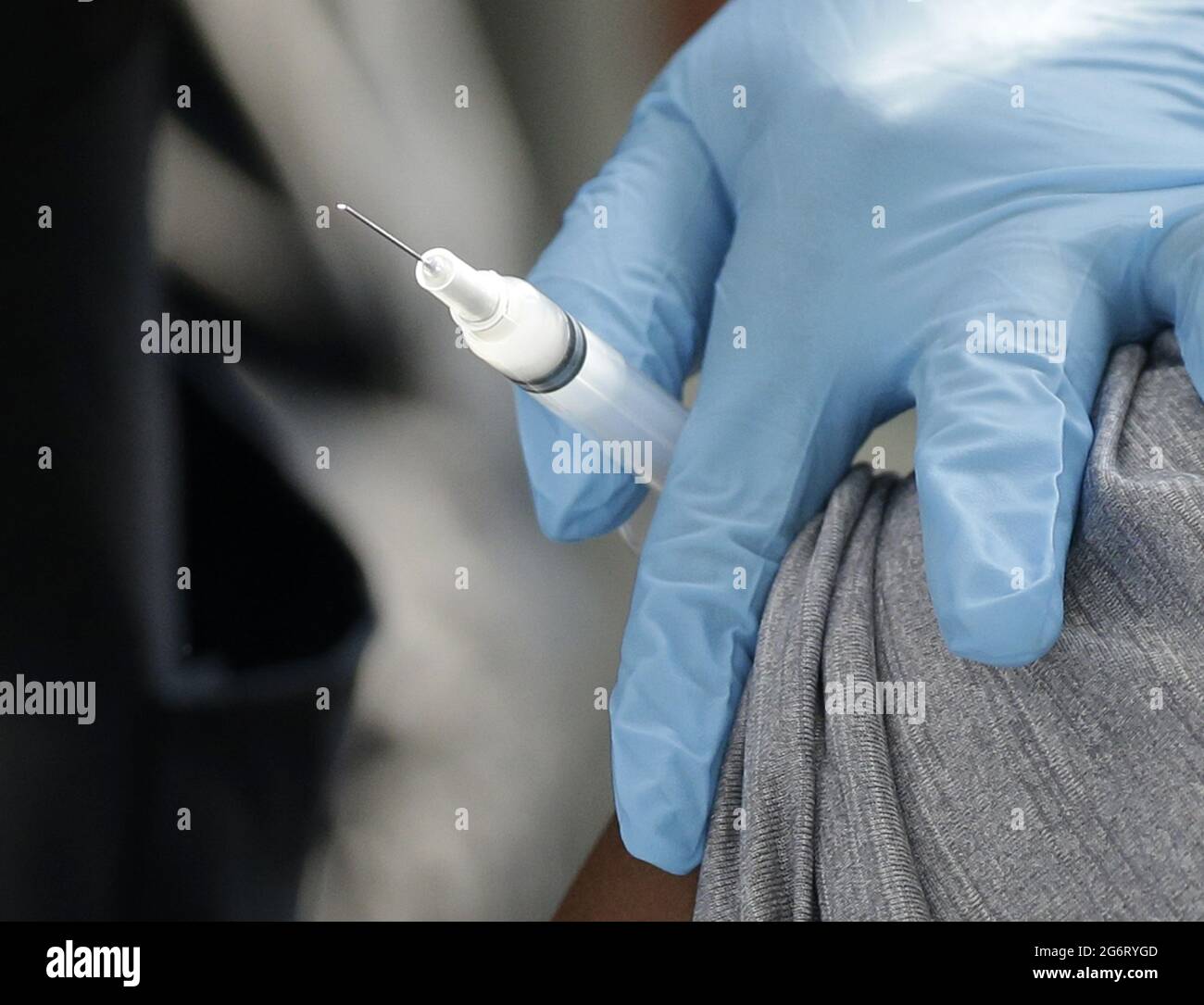 Brooklyn, Usa. Juli 2021. Die Patienten erhalten den Impfstoff von Moderna, als Amazon Studios und das Startup Carbon Health am Donnerstag, den 8. Juli 2021, eine Reihe von Pop-up-Impfstellen in New York City und Los Angeles veranstalten, um den Zugang zu Impfstoffen innerhalb der unterversorgten Bevölkerung der Städte in New York City zu verbessern. Foto von John Angelillo/UPI Credit: UPI/Alamy Live News Stockfoto