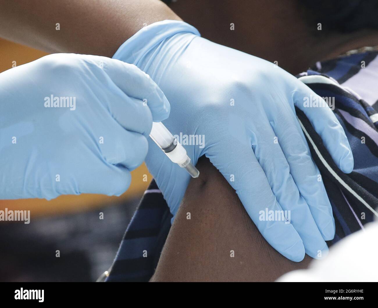 Brooklyn, Usa. Juli 2021. Die Patienten erhalten den Impfstoff von Moderna, als Amazon Studios und das Startup Carbon Health am Donnerstag, den 8. Juli 2021, eine Reihe von Pop-up-Impfstellen in New York City und Los Angeles veranstalten, um den Zugang zu Impfstoffen innerhalb der unterversorgten Bevölkerung der Städte in New York City zu verbessern. Foto von John Angelillo/UPI Credit: UPI/Alamy Live News Stockfoto