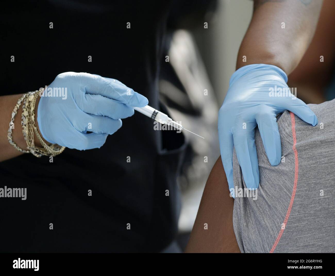 Brooklyn, Usa. Juli 2021. Die Patienten erhalten den Impfstoff von Moderna, als Amazon Studios und das Startup Carbon Health am Donnerstag, den 8. Juli 2021, eine Reihe von Pop-up-Impfstellen in New York City und Los Angeles veranstalten, um den Zugang zu Impfstoffen innerhalb der unterversorgten Bevölkerung der Städte in New York City zu verbessern. Foto von John Angelillo/UPI Credit: UPI/Alamy Live News Stockfoto