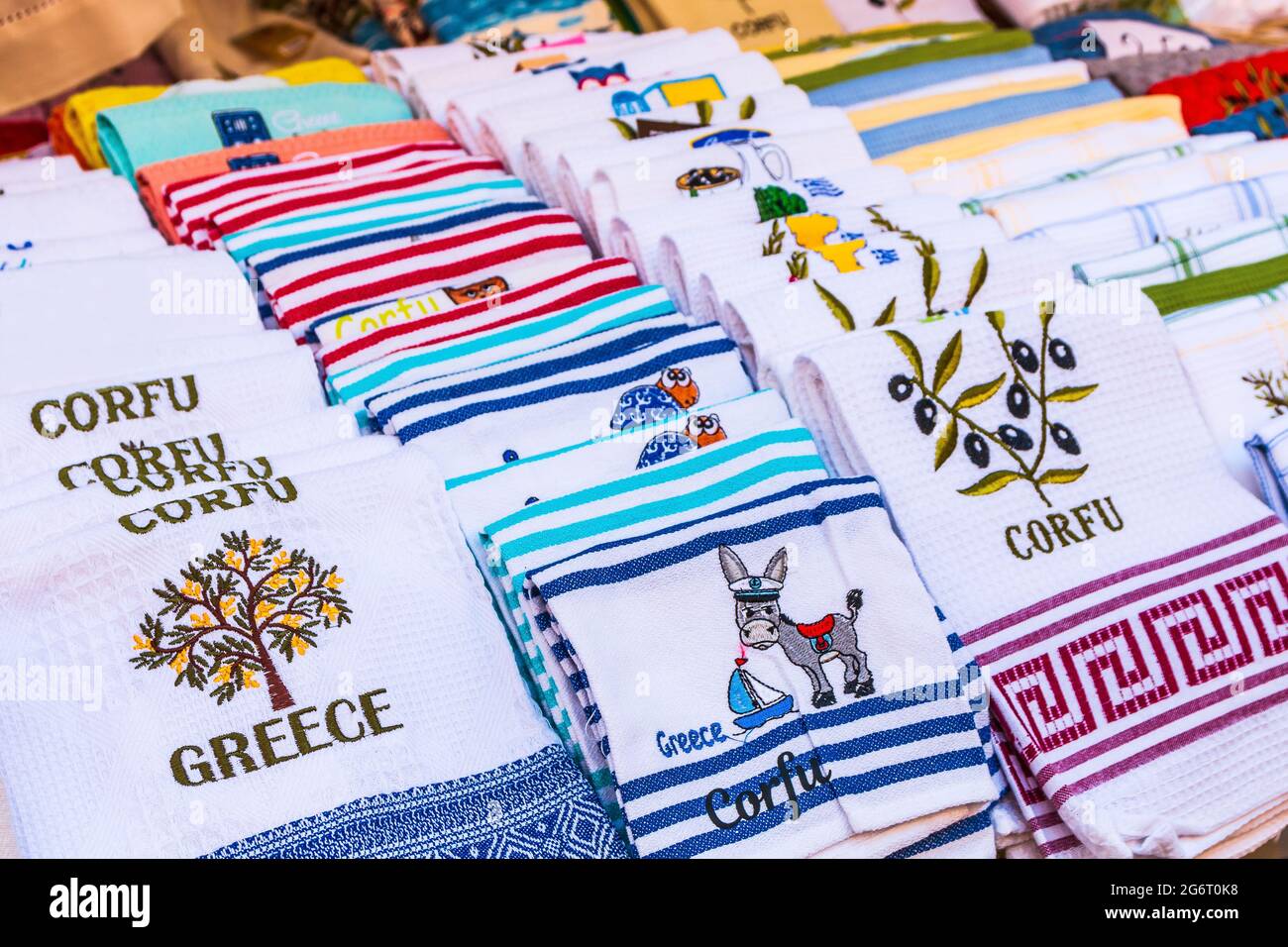 Korfu, Griechenland - 22. Juli 2020: Souvenirladen in Korfu-Stadt. Stockfoto