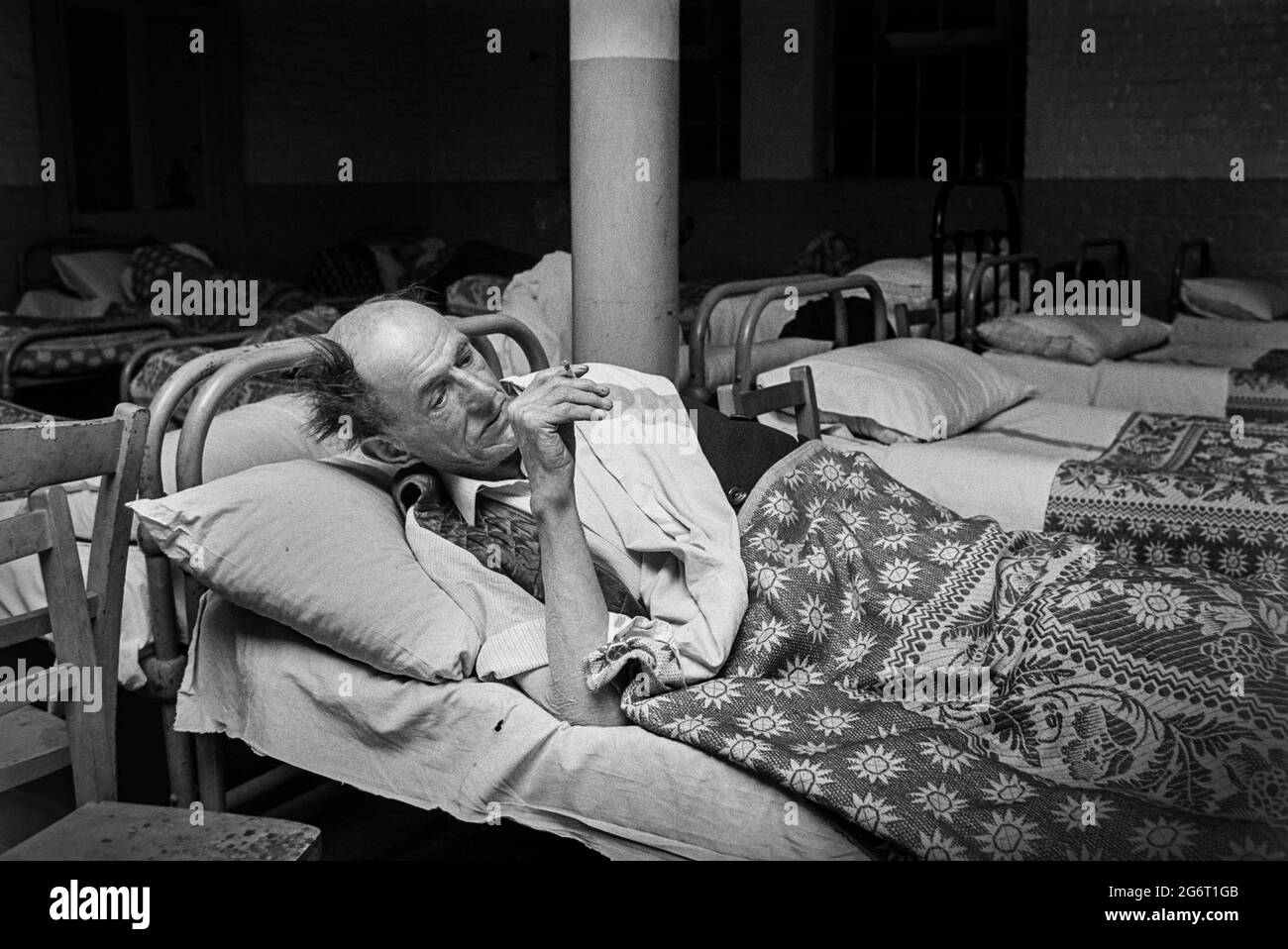 Mann im Bett im Obdachlosenheim Westminster 1972 der Heilsarmee Stockfoto