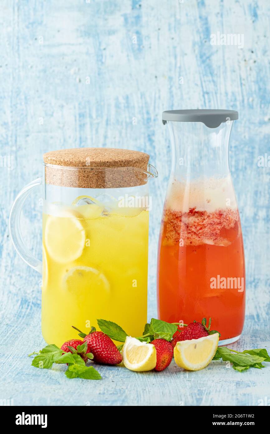 Erfrischende Limonade mit Zitrone, Erdbeere und Minze auf blauem Hintergrund Stockfoto