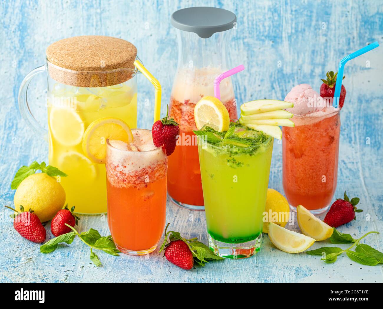 Erfrischende Limonade mit Zitrone, Erdbeere und Minze auf blauem Hintergrund Stockfoto