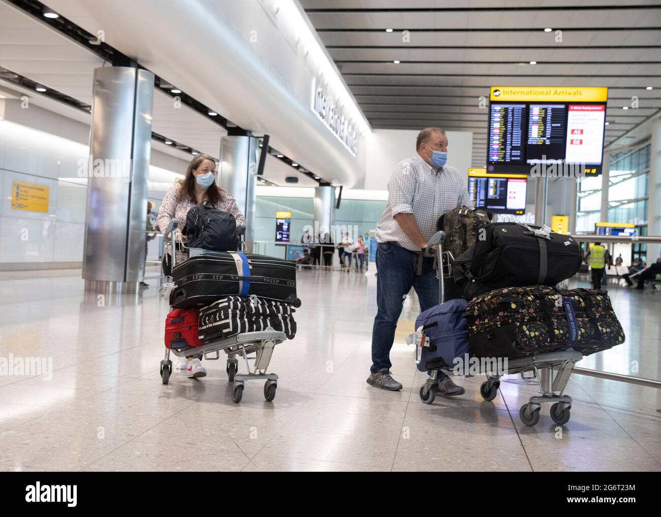 London, Großbritannien. Juli 2021. Passagiere, die in der Ankunftshalle des Terminals 2 ankommen. Heute skizzierte der Verkehrsminister Grant Shapps Änderungen an den Reisevorbereitungen. Er sagte, dass jeder, der aus einem Land der Bernsteinliste zurückkommt, sich nicht selbst isolieren muss, sondern einen Covid-Test machen muss.Änderungen an den Quarantäneregeln der Bernsteinliste. Kinder unter 18 Jahren werden von den Tests ausgenommen. Kredit: Mark Thomas/Alamy Live Nachrichten Stockfoto