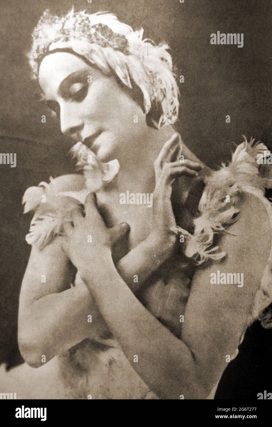 Ein Porträt von Anna Pavlova aus den 40er Jahren, die im Ballett „Le Cygne“ tanzt. Frei nach dem klassischen Mythos von Leda und dem Schwan Le Cygne ist ein einaktes Ballett mit Choreografie von Mariquita, einem Szenario von Catulle Mendès und Musik von Charles Lecocq. Es wurde am 20. April 1899 in Paris an der Opéra-Comique aufgeführt.Anna Matveyevna Pavlova geboren; Anna Pavlovna Pavlova wurde in Russland geboren, wo sie als Анна Павловна Павлова bekannt war. Sie war eine Hauptkünstlerin des Kaiserlichen Russischen Balletts und der Ballets Russes von Sergei Diaghilev und war berühmt für ihren Tanz des sterbenden Schwans. Stockfoto