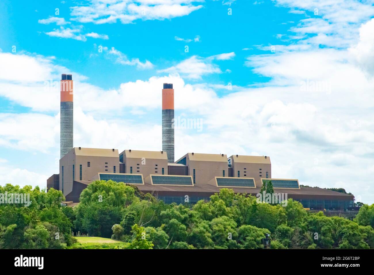Huntly Power Station, das größte thermische Kraftwerk in Neuseeland, das mit Kohle und Gas betrieben wird. Aufgenommen vom Waikato River, Huntly, Neuseeland o Stockfoto