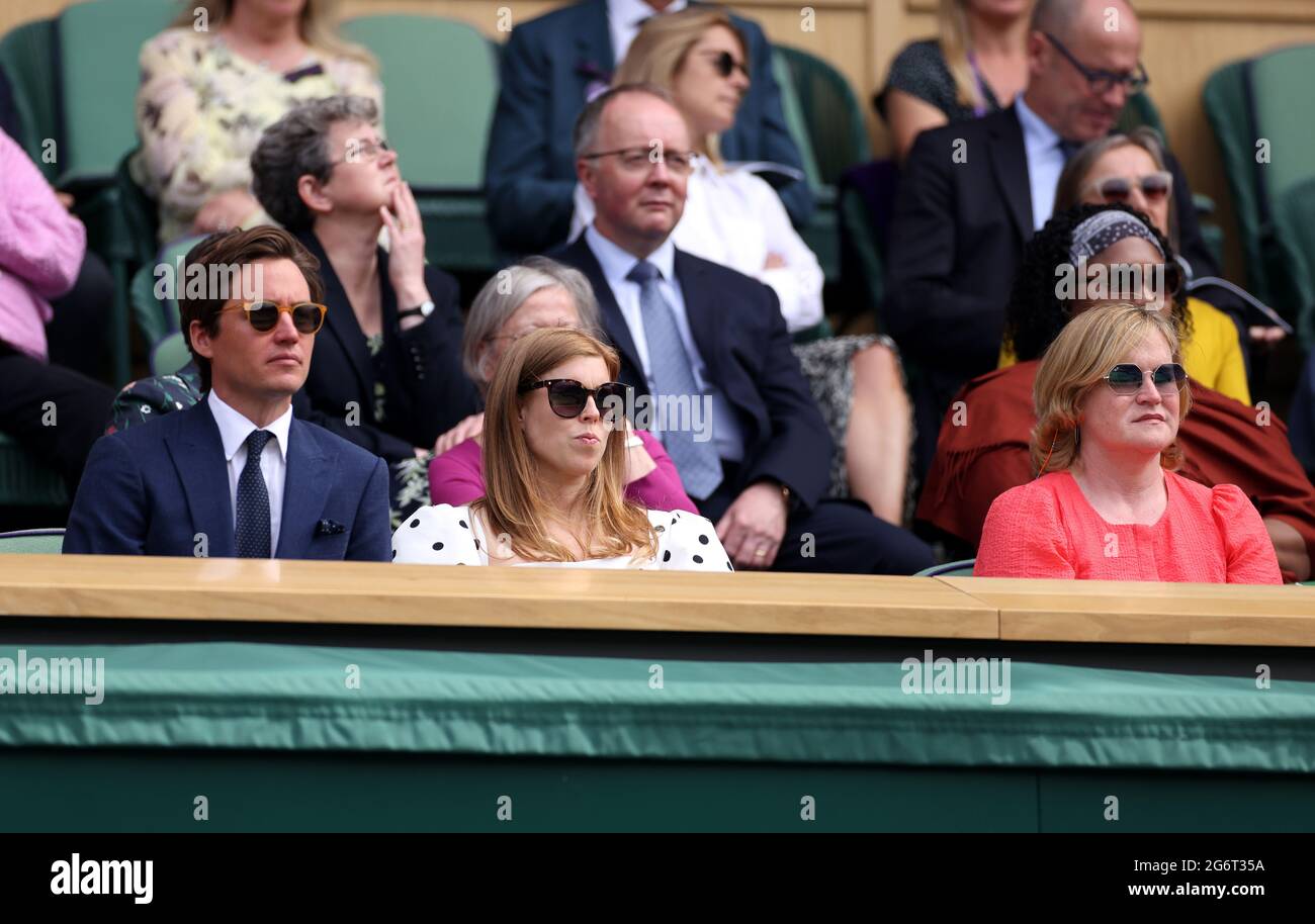 Edoardo Mapelli Mozzi, Prinzessin Beatrice und Annabelle Galletley in der Royal Box am Center Court am 10. Tag von Wimbledon im All England Lawn Tennis and Croquet Club, Wimbledon. Bilddatum: Donnerstag, 8. Juli 2021. Stockfoto