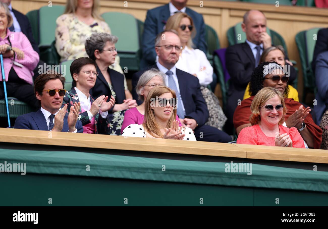 Edoardo Mapelli Mozzi, Prinzessin Beatrice und Annabelle Galletley in der Royal Box am Center Court am 10. Tag von Wimbledon im All England Lawn Tennis and Croquet Club, Wimbledon. Bilddatum: Donnerstag, 8. Juli 2021. Stockfoto