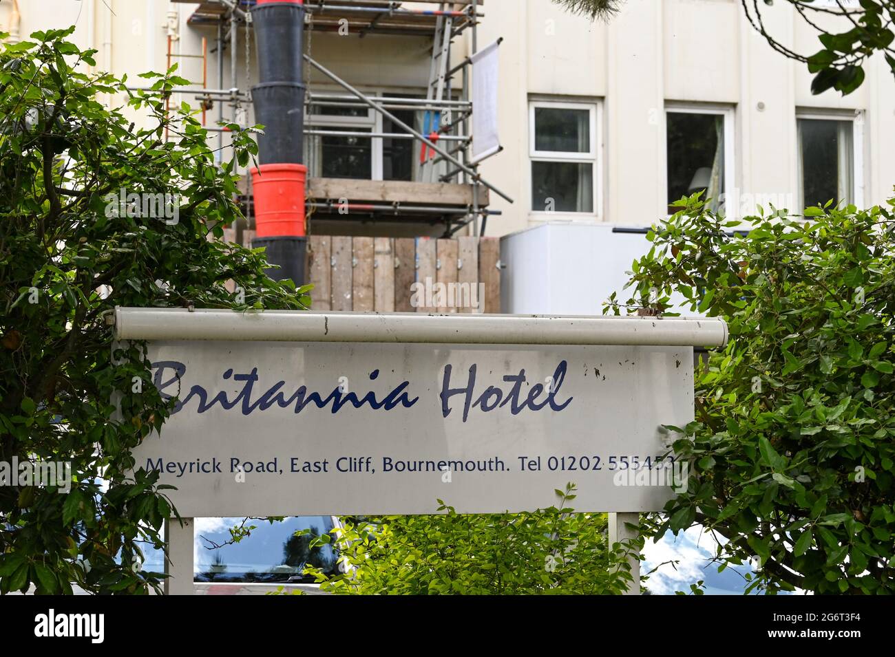 Bournemouth, England - 2021. Juni: Schild vor dem Roundhouse Hotel. Das Hotel, das gerade renoviert wird, wird von Britannia Hotels betrieben. Stockfoto