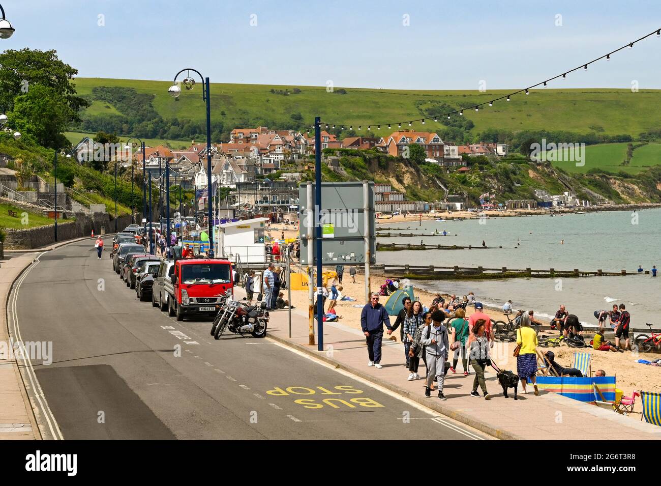 Swanage, England - Juni 2021: Menschen, die in Swanage entlang der Küste spazieren. Stockfoto