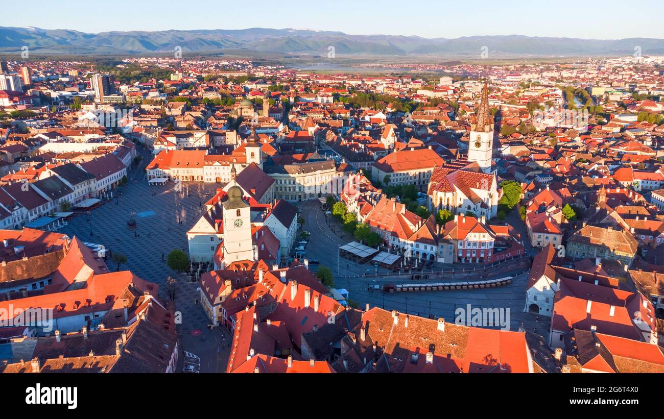 Sibiu, Rumänien. Luftaufnahme Sunrsie mit der sächsischen Altstadt von Sibiu in Siebenbürgen, Osteuropa. Stockfoto