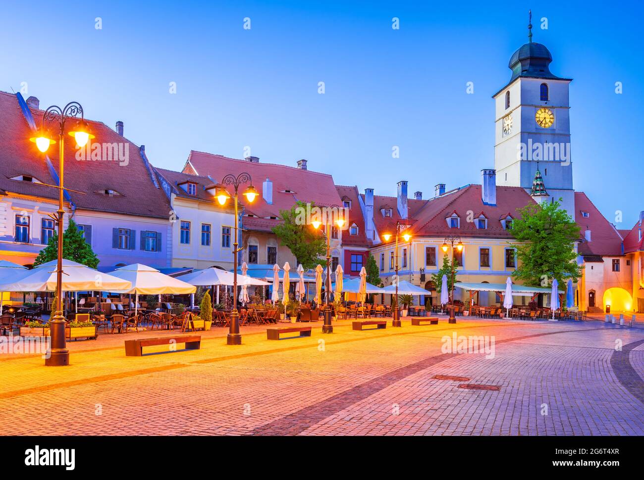 Sibiu, Rumänien. Dämmerungsbild des Rathausturms auf dem kleinen Platz, sächsische Sicht auf Siebenbürgen. Stockfoto